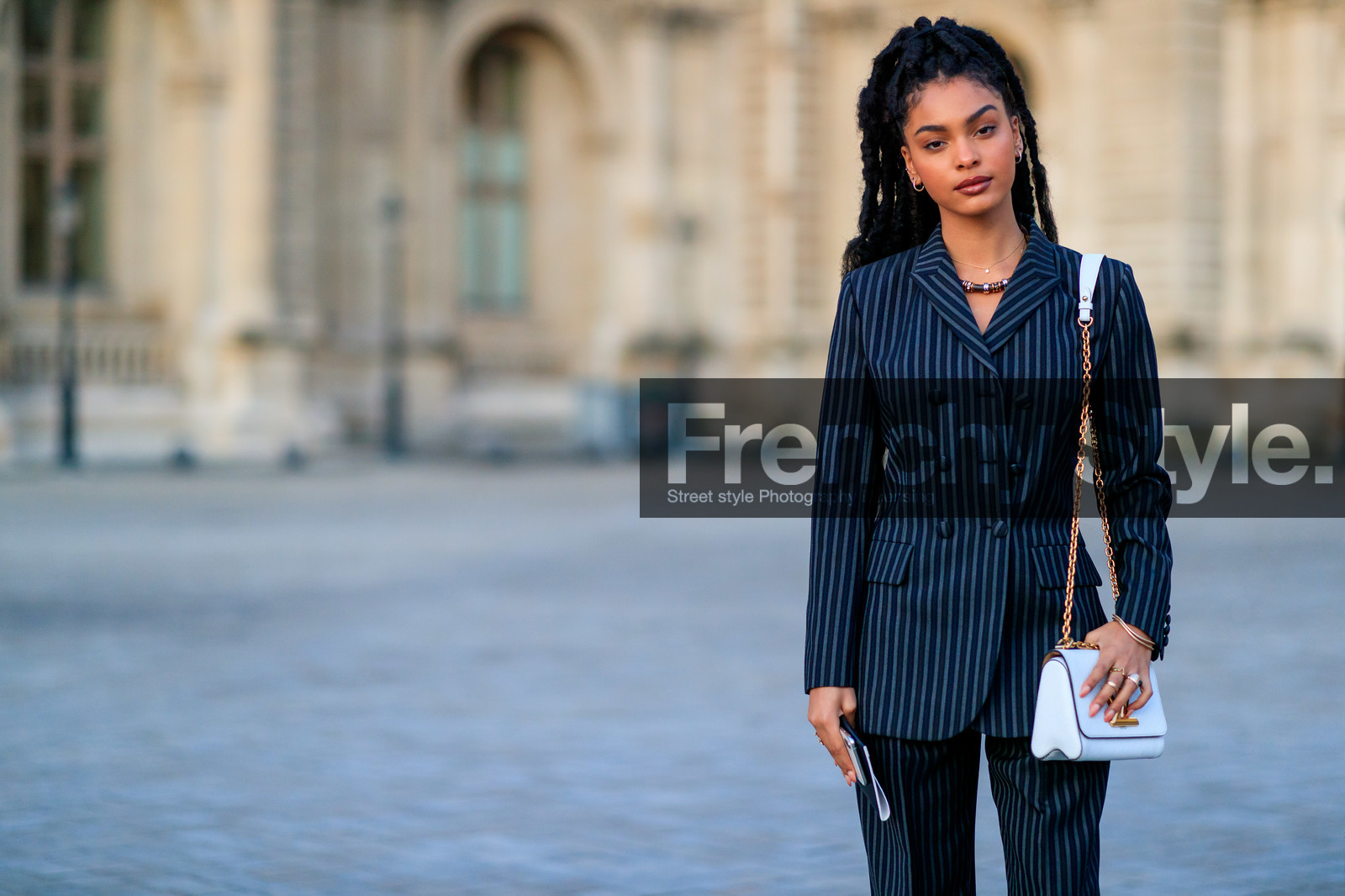 sharon alexie, louis vuitton bag, louis vuitton jacket, louis vuitton pants, striped jacket, striped pants, striped look, white leather bag, grey jacket, grey pants, navy blue jacket, navy blue pants, shoulder bag, golden chain strap bag, fashion week, frenchystyle, FW, jonathan paciullo, street style, PFW, PARIS, horizontal, atmosphere details, detail