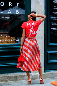 fashion week, frenchystyle, full length, FW, giovanna battaglia, high heels, jonathan paciullo, leather bag, leather shoes, metallic skirt, NEW YORK, NYFW, pleated skirt, printed skirt, printed t shirt, red bag, red shoes, red skirt, red t shirt, SPRING SUMMER 2018, SS 18, street style, striped skirt, sunglasses, vertical