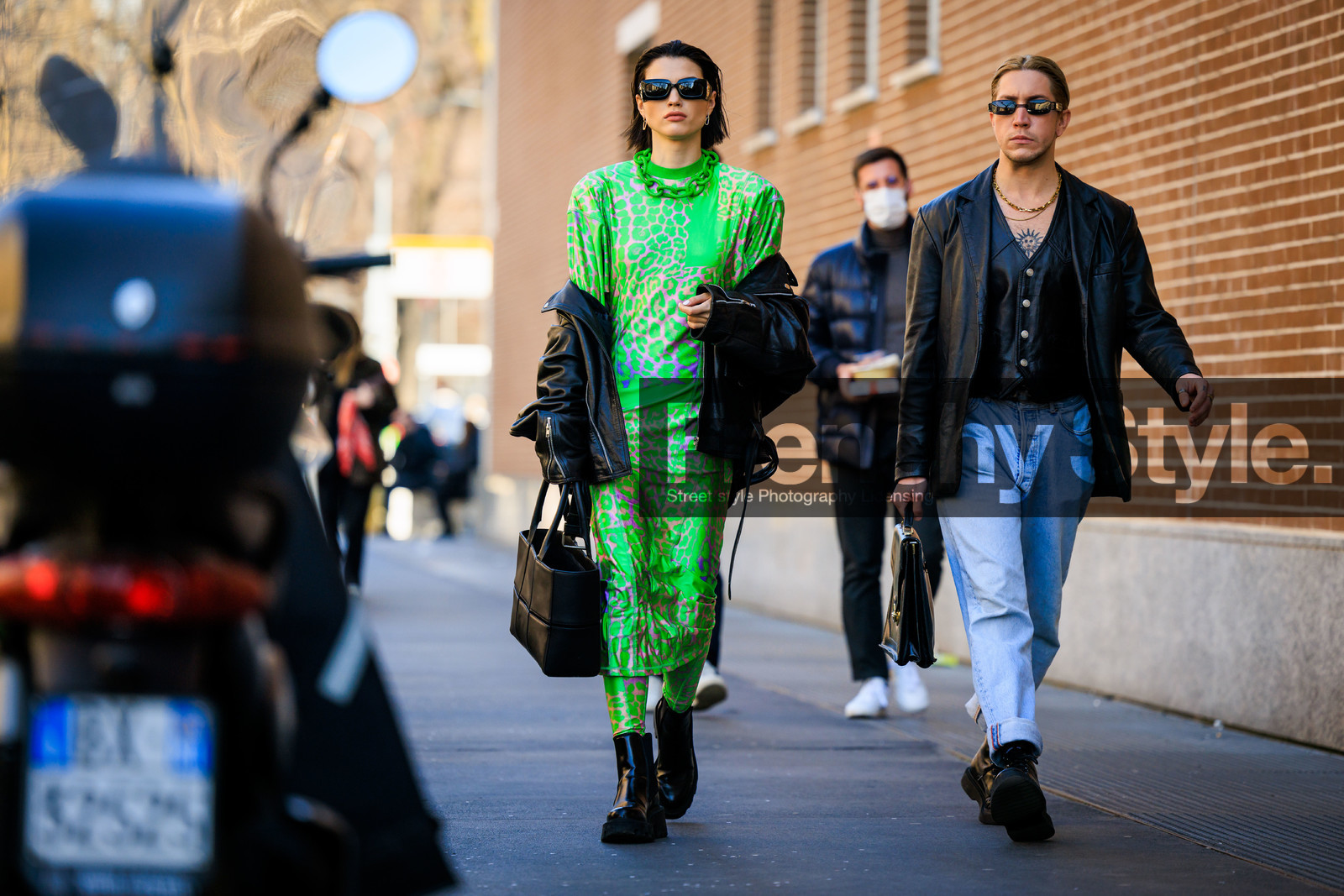 black bag, black handbag, leather handbag, black bottines, black jacket, leather vest, golden necklace, jeans, combat boots, black boots, rocker look, black sunglasses, fluo green necklace, chain necklace, animal print dress, leopard print dress, fluo green dress, assymetric dress, black jacket, fashion week, frenchystyle, FW, jonathan paciullo, street style, atmosphere details, horizontal, full length