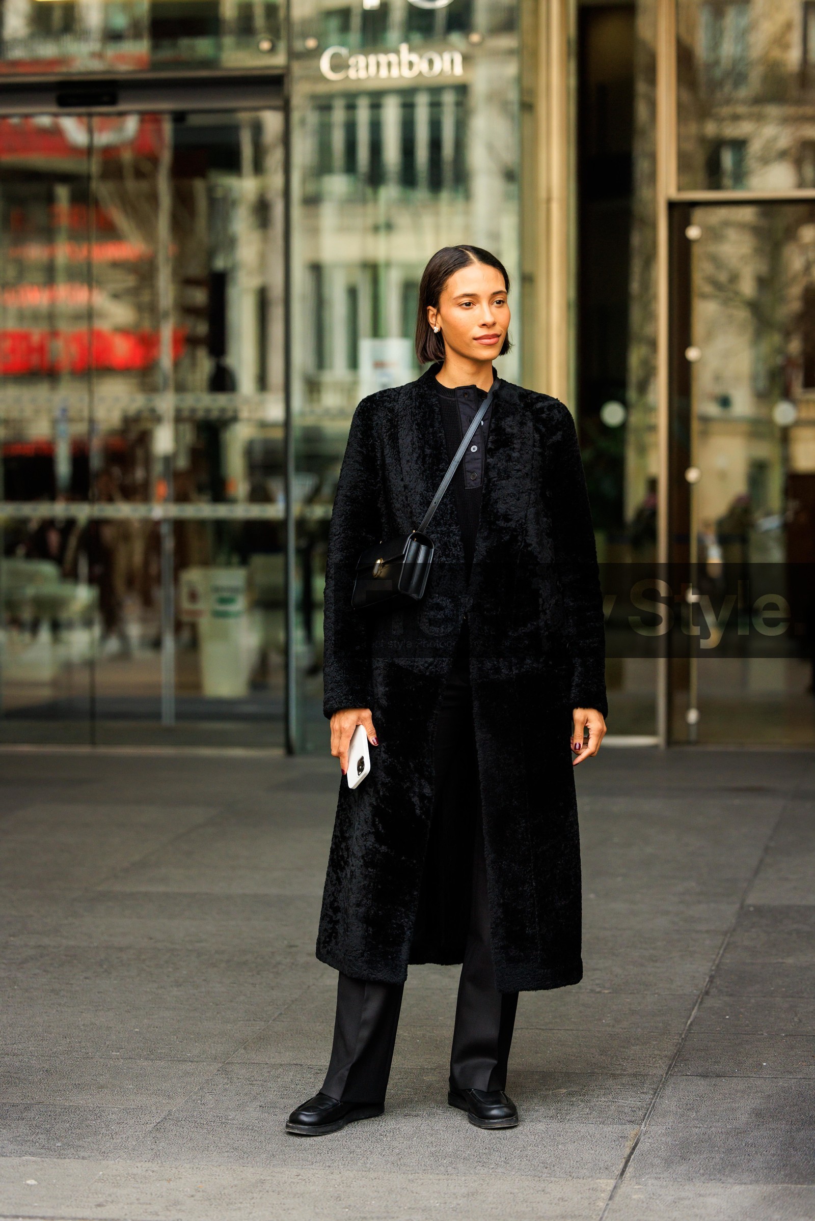 furry coat, black coat, black handbag, black pants, total black look, black shoes, short hair, model, fashion week, frenchystyle, FW, jonathan paciullo, street style, AUTUMN WINTER 2022-2023, FALL WINTER 2022_2023, FW 22-23, PFW, PARIS, vertical, full length, crossbody bag
