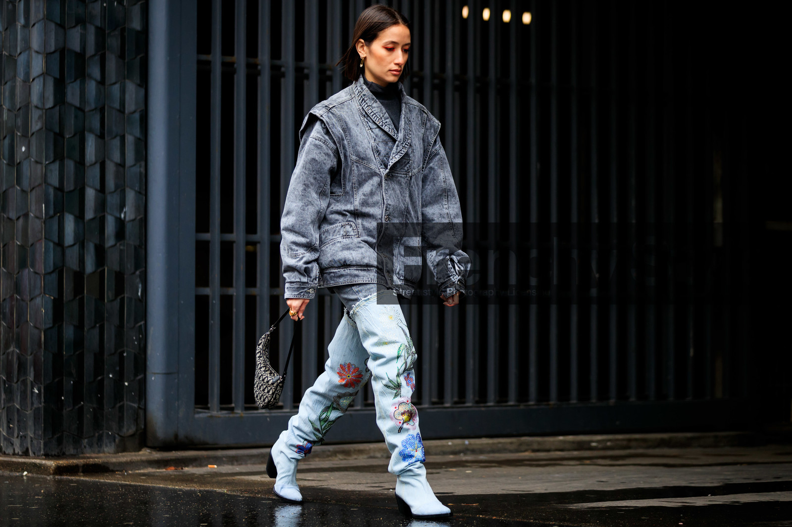 alexandra guerain, denim, denim boots, denim jacket, denim total look, grey jacket, grey jeans, light blue boots, high boots, floral embroidered boots, strassed boots, isabel marant jacket, isabel marant pants, dior bag, dior saddle bag, black bag, black leather bag, monogrammed bag, hand bag, fashion week, frenchystyle, FW, jonathan paciullo, street style, PFW, PARIS, horizontal, atmosphere details, full length