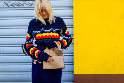atmosphere details, AUTUMN WINTER 2017-2018, AW 17-18, blue denim, blue skirt, blue sweater, detail, FALL WINTER 2017-2018, fashion week, frenchystyle, FW, FW 17-18, geometric, graphic sweater, horizontal, jonathan paciullo, jw anderson, leather bag, linda tol, MFW, MILAN, multicolor sweater, nude bag, street style, suede skirt