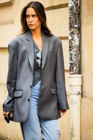 minimal look, grey blazer, grey vest, highwaist jeans, light jeans, black sunglasses, fashion week, frenchystyle, FW, jonathan paciullo, street style, AUTUMN WINTER 2022-2023, FALL WINTER 2022_2023, FW 22-23, PFW, PARIS, vertical, detail
