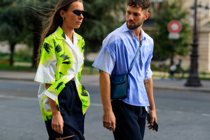 alice & j.s, alice barbier, JS roques, neon yellow shirt, tie and dye shirt, prada shirt, short sleeves shirt, white shirt, armani sunglasses, futurist shape sunglasses, black skirt, openwork skirt, light blue shirt, striped shirt, pleated pants, navy blue pants, crossbody bag, green leather bag, PARIS, PFW, SPRING SUMMER 2020, SS 20, fashion week, frenchystyle, FW, jonathan paciullo, street style, horizontal, atmosphere details, detail