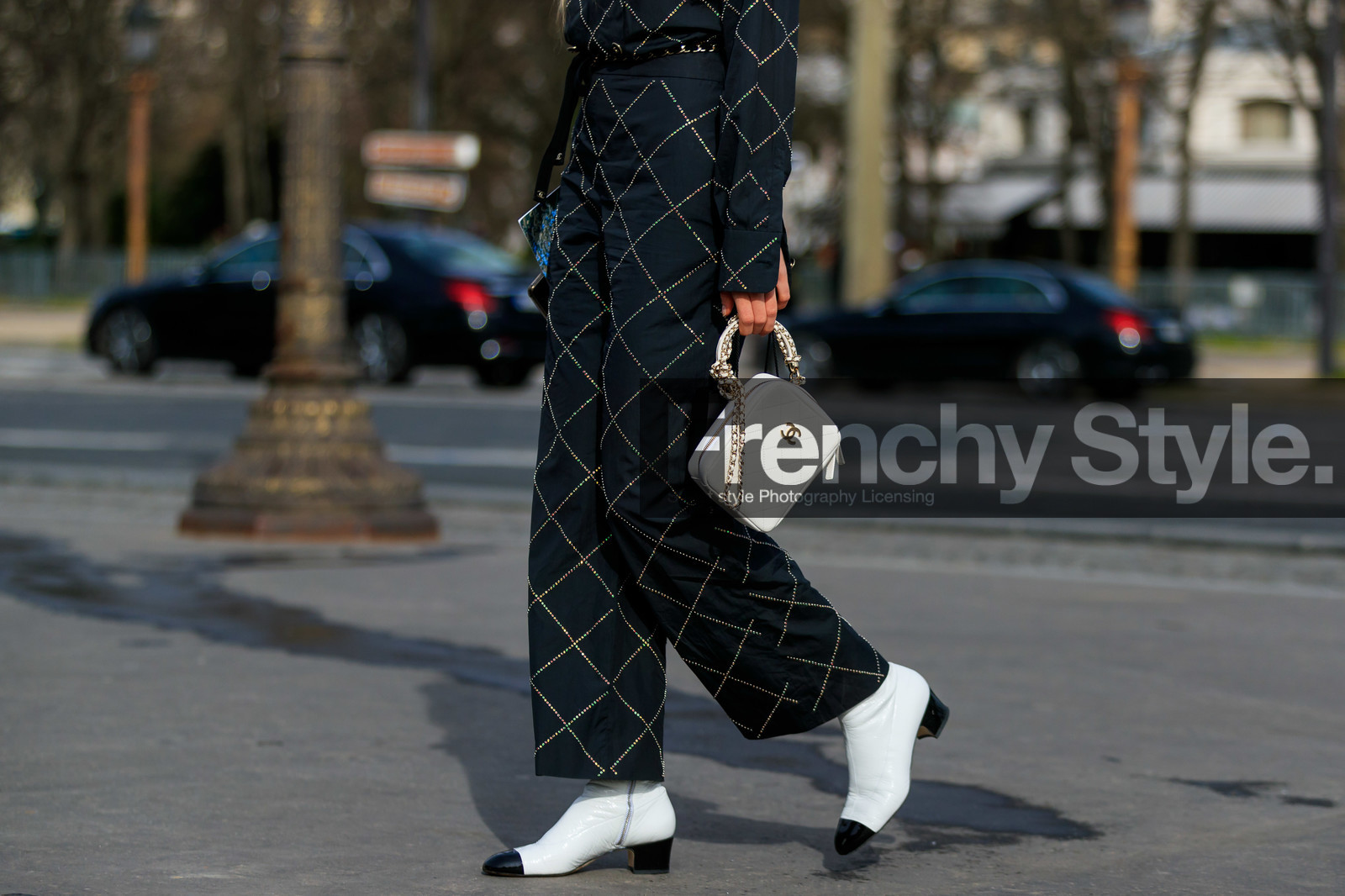regina anikiy, black pants, checked pants, strassed shirt, strassed pants, white leather boots, white leather bag, black leather boots, bicolor boots, kitten heels boots, hand bag, quilted bag, close up detail, bag detail, legs detail, shoes detail, chanel bag, chanel boots, chanel pants, fashion week, frenchystyle, FW, jonathan paciullo, street style, PFW, PARIS, horizontal, atmosphere details, detail
