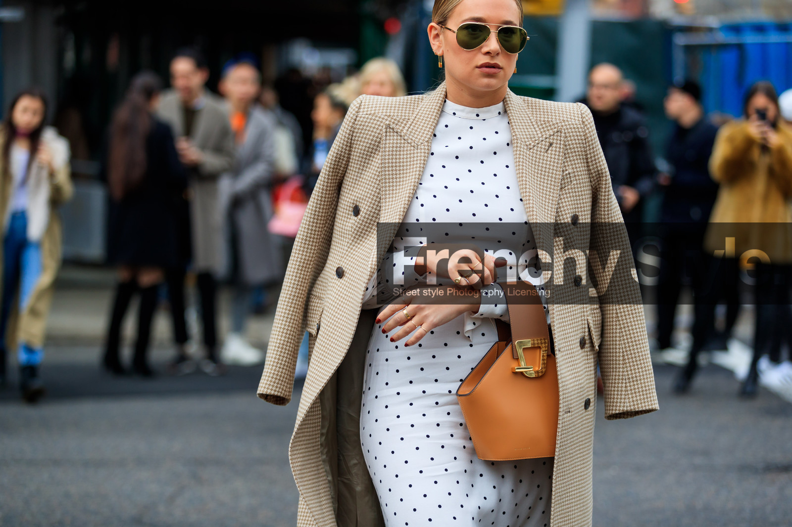 beige coat, camel bag, checked, graphic bag, graphic dress, graphic jacket, houndstooth pattern, leather bag, over the shoulder, plaid, polka dot, printed dress, printed jacket, sunglasses, tartan, white dress, street style, jonathan paciullo, FW, frenchystyle, fashion week, NYFW, NEW YORK, AUTUMN WINTER 2018-2019, AW 18-19, FALL WINTER 2018-2019, FW 18-19, atmosphere details, horizontal, detail, danielle bernstein
