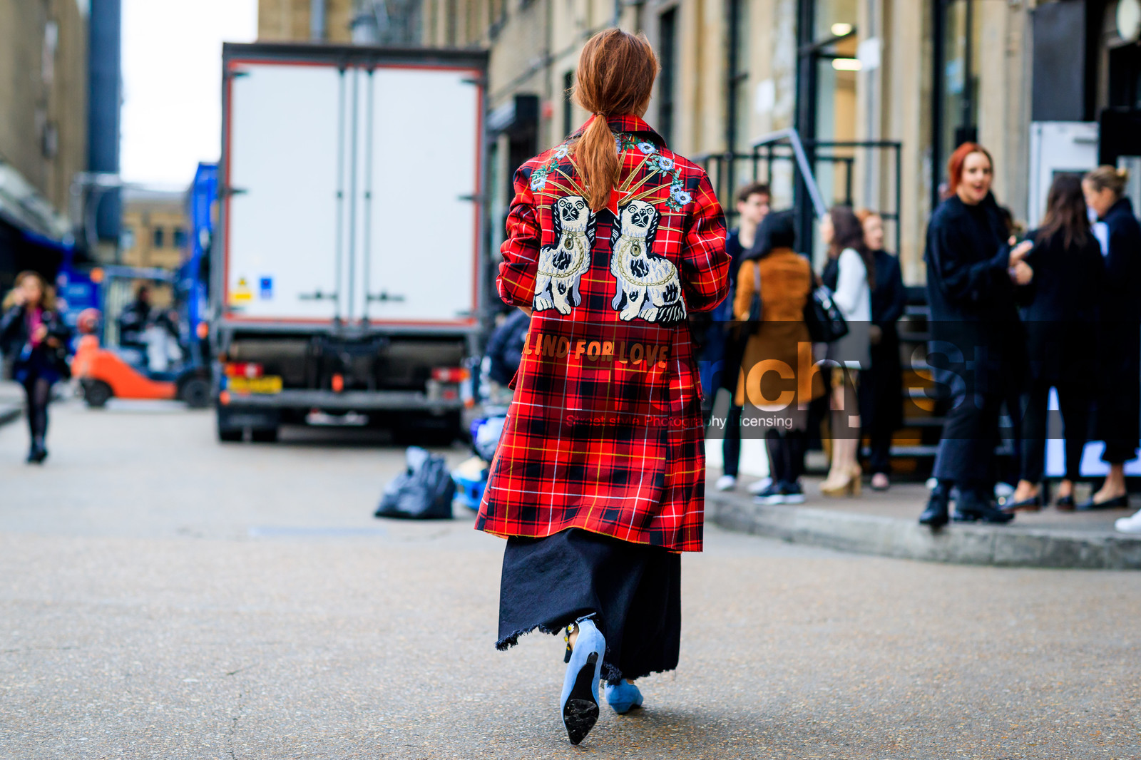 atmosphere details, AUTUMN WINTER 2017-2018, AW 17-18, back detail, black pants, blue shoes, checked coat, detail, drawings, embroidered coat, embroideries, FALL WINTER 2017-2018, fashion week, frenchystyle, FW, FW 17-18, glitter, gucci, high heels, horizontal, jonathan paciullo, leather shoes, LFW, LONDON, plaid, red coat, sequined jacket, street style, tartan, wide pants