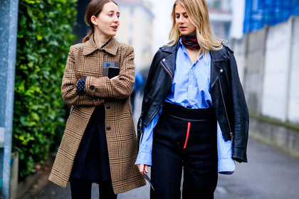 atmosphere details, AUTUMN WINTER 2017-2018, AW 17-18, black belt, black jacket, black pants, black perfecto, blue shirt, brown coat, detail, FALL WINTER 2017-2018, fashion week, frenchystyle, FW, FW 17-18, horizontal, houndstooth pattern, jonathan paciullo, leather belt, leather perfecto, MFW, MILAN, over the shoulder, printed coat, scarf, street style, trousers