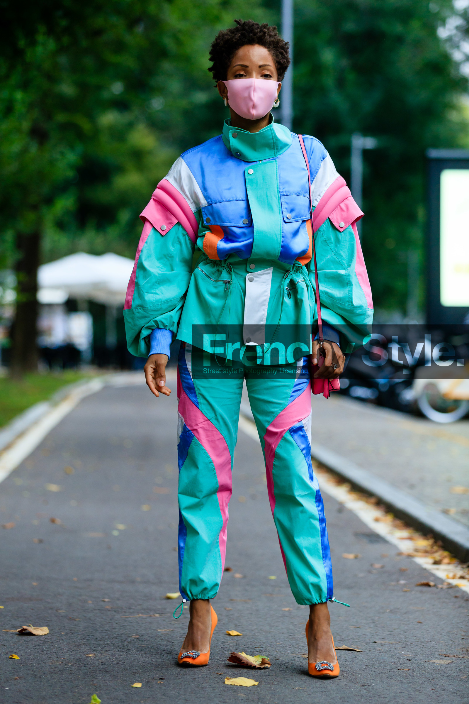 90's look, sportswear, sportswear jacket, sportswear look, green jacket, green pants, pink jacket, pink pants, blue pants, blue jacket, satin jacket, satin pants, patchwork jacket, patchwork pants, belted jacket, vintage look, vintage jacket, vintage pants, jogging pants, oversize shoulder, orange pumps, strassed pumps, manolo blahnik shoes, satin pumps, covid face mask, street style, jonathan paciullo, FW, frenchystyle, fashion week, MFW, MILAN, SPRING SUMMER 2021, SS 21, vertical, full length