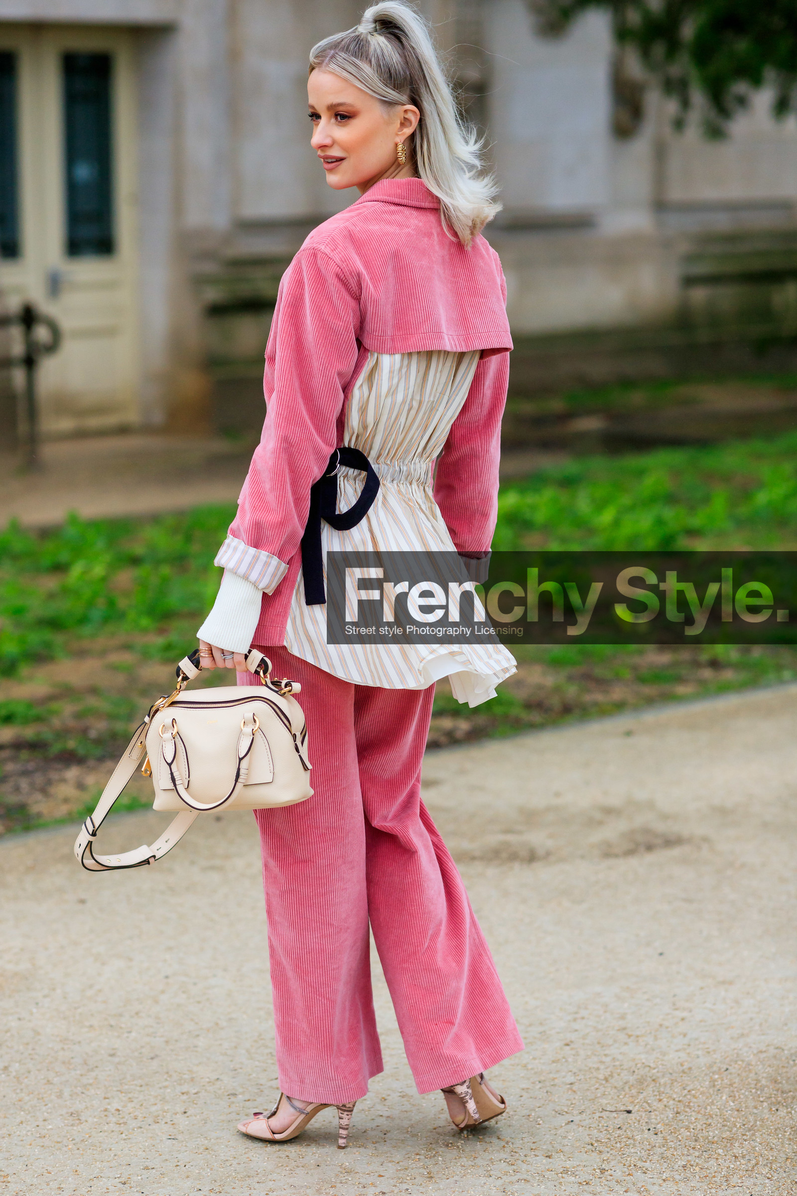 pink jacket, pink pants, pink suits, velvet jacket, velvet pants, velvet suits, corduroy jacket, corduroy pants, corduroy suits, white leather bag, chloe bag, chloe jacket, chloe look, chloe pants, chloe shoes, back details, striped jacket, white jacket, bicolor jacket, beige leather sandals, animal skin sandals, high heels sandals, fashion week, frenchystyle, FW, jonathan paciullo, street style, PFW, PARIS, AUTUMN WINTER 2020-2021, FALL WINTER 2020-2021, FW 20-21, vertical, full length