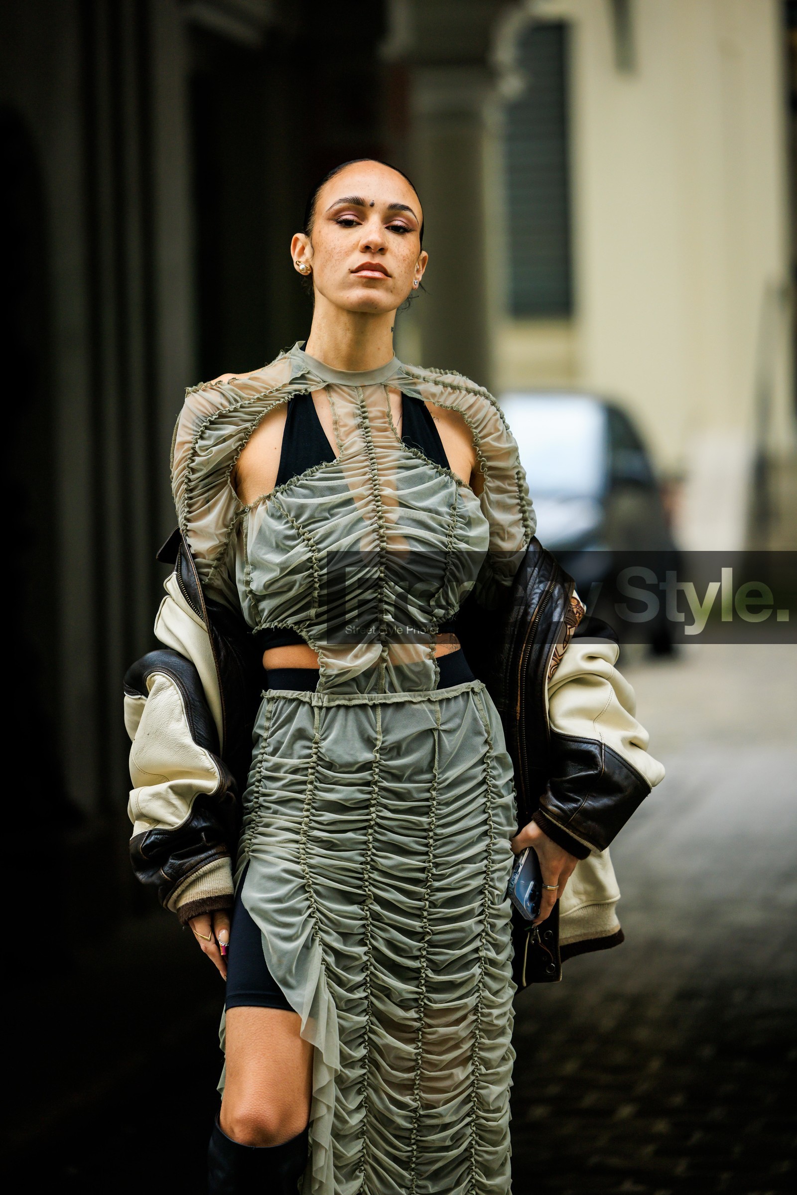 assymetric dress, light green dress, black shorts, black top, leather jacket, dual toned jacket, white jacket, serpent dress, hera pradel, street style, jonathan paciullo, FW, frenchystyle, fashion week, AUTUMN WINTER 2022-2023, FALL WINTER 2022_2023, FW 22-23, PFW, PARIS, vertical, detail, cut out dress