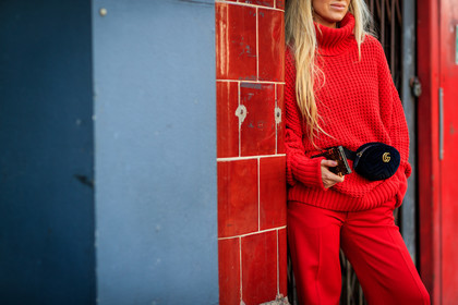 black bag, fanny pack, fany, gucci, leather bag, red pants, red sweater, tone on tone, total look red, trousers, fashion week, frenchystyle, FW, jonathan paciullo, street style, LFW, LONDON, AUTUMN WINTER 2018-2019, AW 18-19, FALL WINTER 2018-2019, FW 18-19, horizontal, atmosphere details, detail, sandra hagelstam