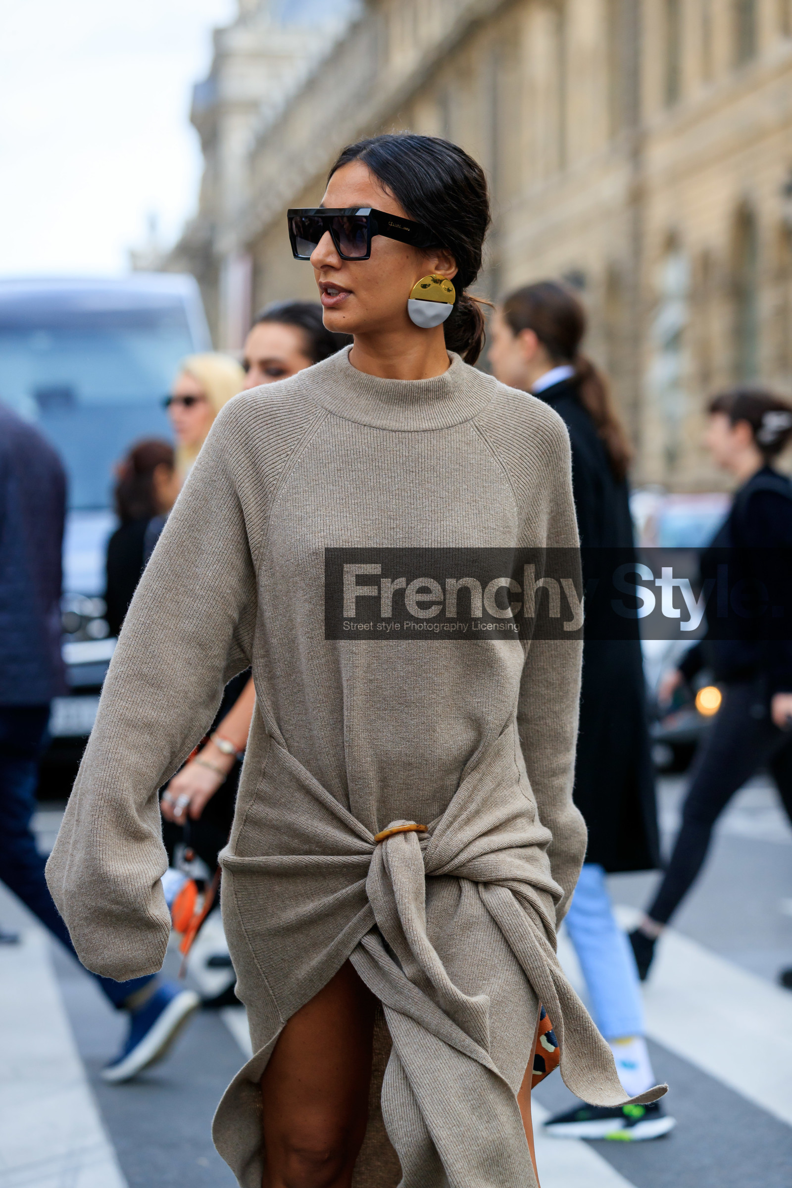 nausheen shah, knit dress, knitwear, beige dress, long sleeves dress, split dress, belted dress, long dress, drape dress, big earrings, black earrings, big sunglasses, round shape earrings, white earrings, golden earrings, PARIS, PFW, SPRING SUMMER 2020, SS 20, fashion week, frenchystyle, FW, jonathan paciullo, street style, vertical, atmosphere details, detail