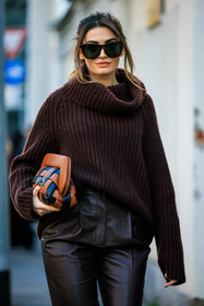 full brown look, brown jumper, brown pants, leather pants, knitted jumper, black sunglasses, braided pouch, leather pouch, details, close up, fashion week, frenchystyle, FW, jonathan paciullo, street style, MFW, MILAN, FALL WINTER 2022_2023, AUTUMN WINTER 2022-2023, FW 22-23, vertical, atmosphere details