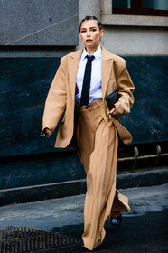 beige jacket, beige pants, beige suits, camel pants, camel suits, camel jacket, oversize jacket, oversize pants, oversize suits, boyish look, white shirt, black tie, black leather clutch, high waist pants, pleated pants, bottega veneta bag, loose pants, loose jacket, karina nigay, street style, jonathan paciullo, FW, frenchystyle, fashion week, MFW, MILAN, SPRING SUMMER 2021, SS 21, vertical, full length