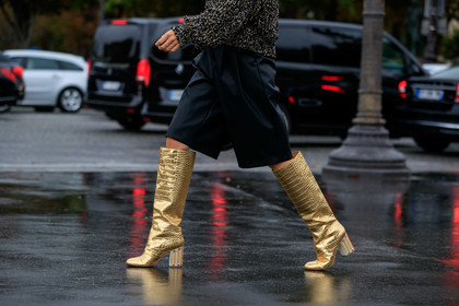 linda tol, golden boots, animal skin boots, high boots, high heels boots, black bermuda shorts, black leather bag, cartier bag, hand bag, chanel boots, legs detail, shoes detail, PARIS, PFW, SPRING SUMMER 2020, SS 20, fashion week, frenchystyle, FW, jonathan paciullo, street style, horizontal, atmosphere details, detail