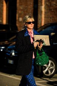 lined blazer, black blazer, printed shirt, blue shirt, black sunglasses, black loops, blue pants, printed pants, green, rayban sunglasses, bag, ruffle bag, handbag, fashion week, frenchystyle, FW, jonathan paciullo, street style, vertical, atmosphere details, detail