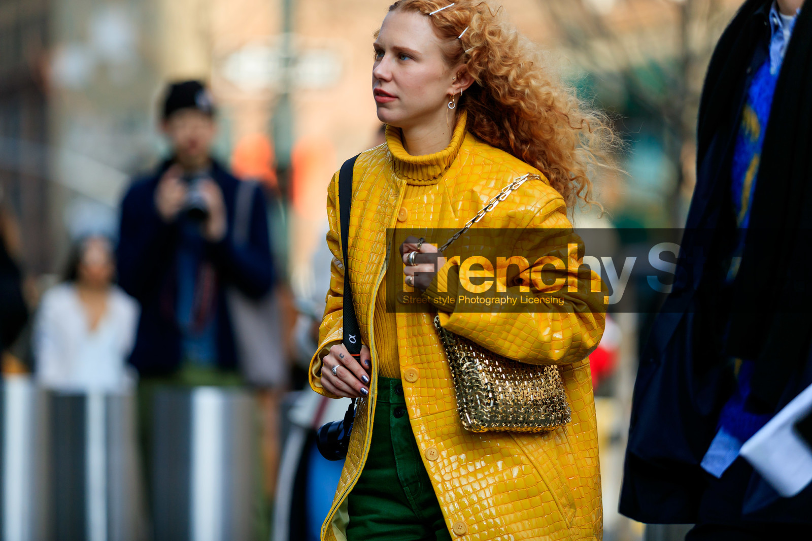 courtney trop, hair clip, hair details, charlotte chesnais earrings, dangling earrings, golden earrings, multi earrings, golden bag, metalic bag, paco rabanne bag, shoulder bag, yellow leather coat, yellow pullover, turtleneck pullover, animal skin coat, green pants, fashion week, frenchystyle, FW, jonathan paciullo, street style, NYFW, NEW YORK, AUTUMN WINTER 2020-2021, FALL WINTER 2020-2021, FW 20-21, horizontal, atmosphere details, detail