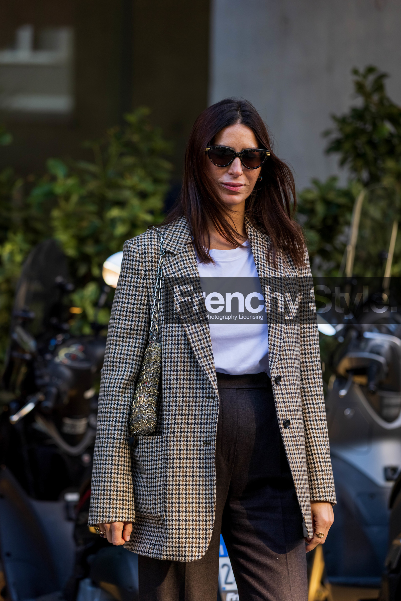 black pants, blazer, cateyes sunglasses, Deborah Reigner, fluid pants, high waist pants, houndstooth, houndstooth blazer, paco rabanne bag, pied-de-poule, printed blazer, sunglasses, white t-shirt, fashion week, frenchystyle, FW, jonathan paciullo, street style, MFW, MILAN, SPRING SUMMER 2022, SS 22, vertical, atmosphere details, detail