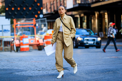 atmosphere details, beige pants, beige shirt, fashion week, frenchystyle, full length, FW, high heels, horizontal, jonathan paciullo, leather bag, leather shoes, NEW YORK, NYFW, SPRING SUMMER 2018, SS 18, street style, trousers, white boots, white t shirt