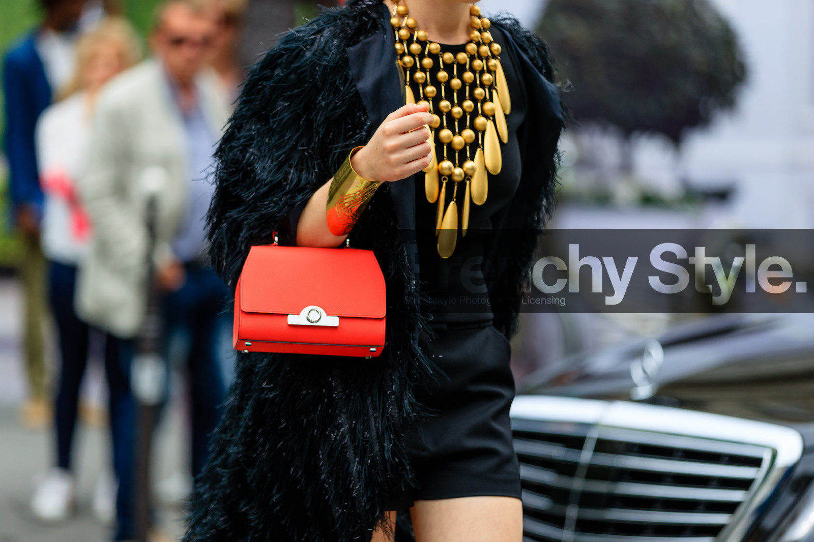 atmosphere details, AUTUMN WINTER 2016-2017, AW 16-17, black coat, black jacket, black skirt, bracelet, detail, FALL WINTER 2016-2017, fashion week, frenchystyle, fringes, fur coat, fur jacket, FW, FW 16-17, golden jewelry, HAUTE COUTURE, horizontal, jonathan paciullo, leather bag, MENSWEAR, necklace, PARIS, PFW, red bag, street style