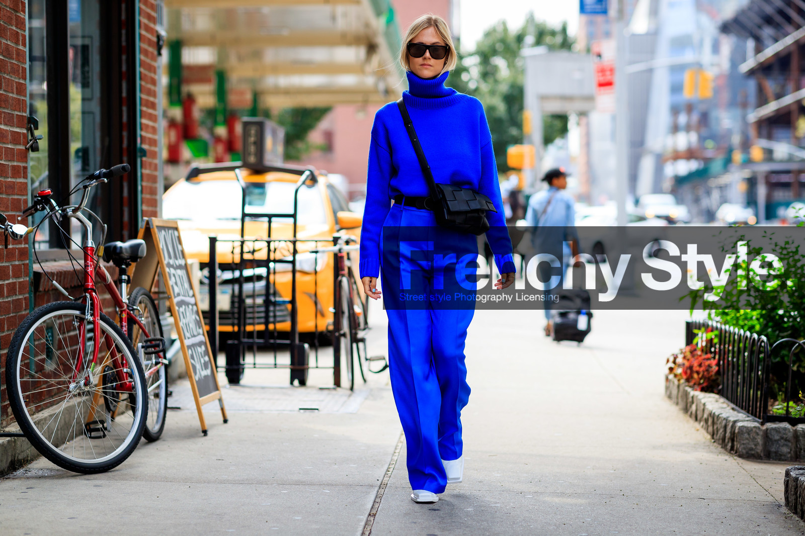 black bag, black belt, blue pants, blue sweater, leather bag, leather shoes, linda tol, sunglasses, trousers, turtleneck sweater, white shoes, street style, jonathan paciullo, FW, frenchystyle, fashion week, NEW YORK, NYFW, SPRING SUMMER 2020, SS 20, horizontal, atmosphere details, full length