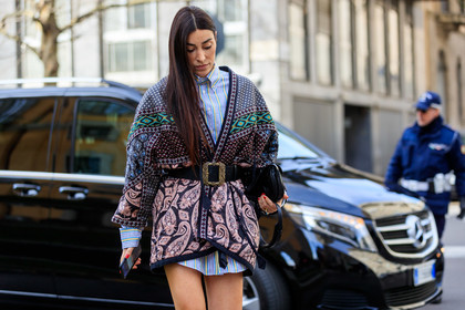 etro jacket, etro look, etro belt, etro shirt, etro bag, embroidered jacket, multicolor jacket, belted jacket, black leather belt, dress shirt, striped dress, striped shirt, light blue dress, light blue shirt, purple dress, purple shirt, yellow dress, yellow shirt, black leather bag, golden buckle belt, fashion week, frenchystyle, FW, jonathan paciullo, street style, MFW, MILAN, AUTUMN WINTER 2020-2021, FALL WINTER 2020-2021, FW 20-21, horizontal, atmosphere details, detail