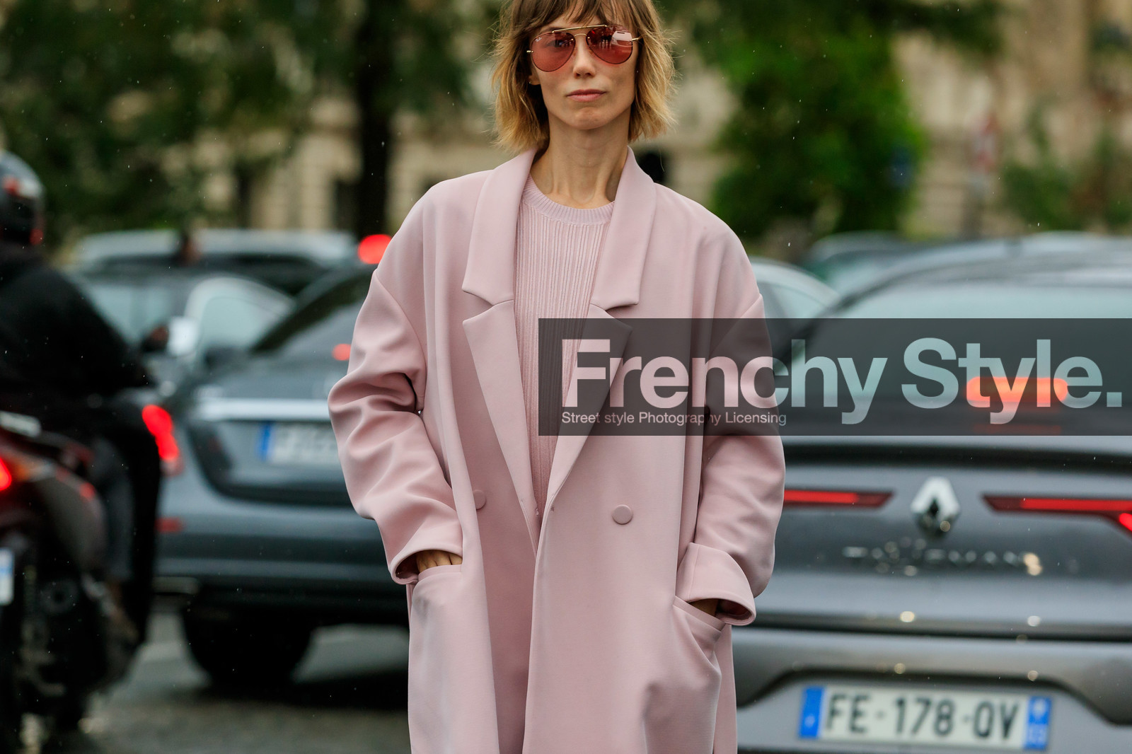 anya ziourova, light pink coat, pink sunglasses, light pink pullover, pink total look, aviator sunglasses, rayban sunglasses, PARIS, PFW, SPRING SUMMER 2020, SS 20, fashion week, frenchystyle, FW, jonathan paciullo, street style, horizontal, atmosphere details, detail