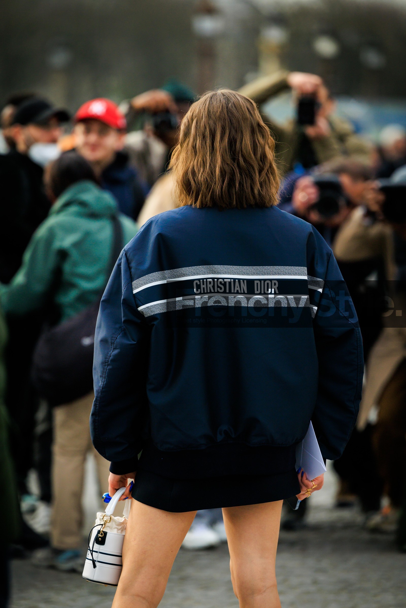 bacj details, dior, dior jacket, logo jacket, bomber jacket, dior bag, white bag, bucket bag, fashion week, frenchystyle, FW, jonathan paciullo, street style, AUTUMN WINTER 2022-2023, FALL WINTER 2022_2023, FW 22-23, PFW, PARIS, vertical, detail