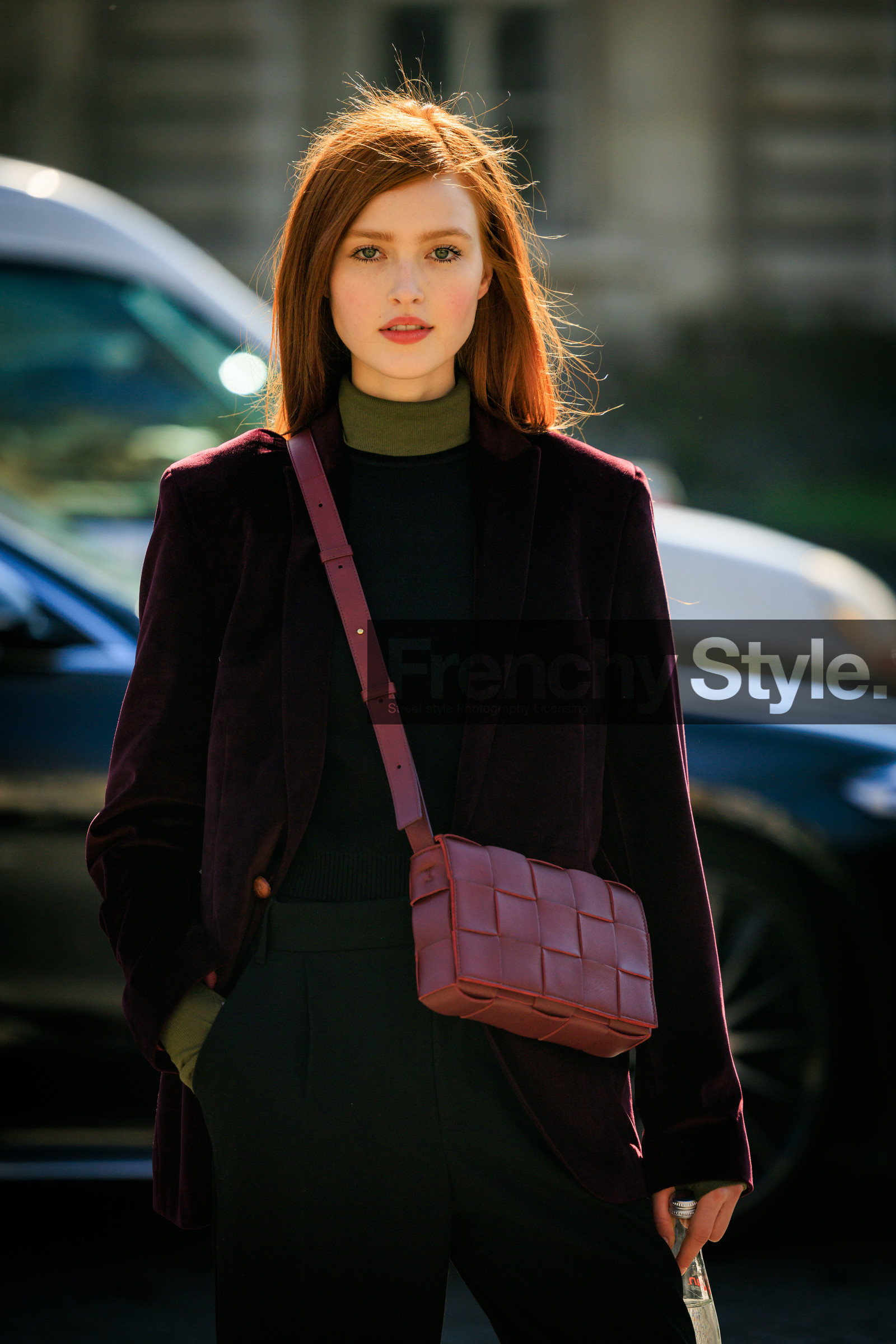 ginger hair, bottega veneta bag, burgundy bag, crossbody bag, velvet blazer, purple blazer, grey pants, black top, green turtleneck, close up, model, FW 22-23, FALL WINTER 2022_2023, AUTUMN WINTER 2022-2023, fashion week, frenchystyle, FW, jonathan paciullo, street style, PFW, PARIS, vertical, detail