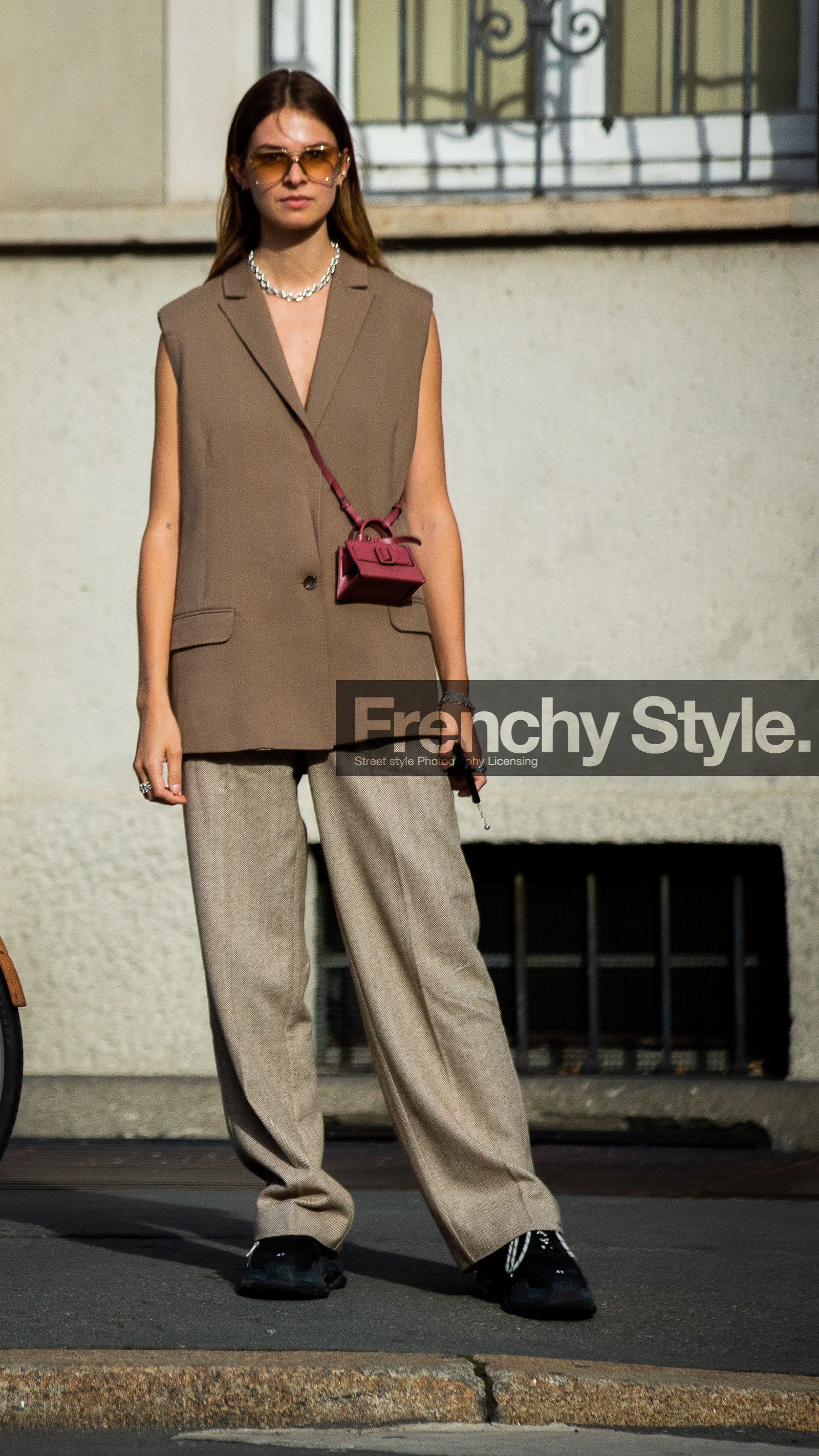 crossbody bag, mini bag, burgundy leather bag, boyy bag, metalic frame sunglasses, smoked sunglasses, aviator sunglasses, sleeveless jacket, beige jacket, silver necklace, silver bracelet, big chain necklace, multi bracelet, light beige pants, loose pants, black sneackers, balenciaga sneakers, low necked jacket, jacqueline zelwis, street style, jonathan paciullo, FW, frenchystyle, fashion week, MFW, MILAN, SPRING SUMMER 2021, SS 21, vertical, full length