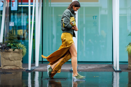 atmosphere details, AUTUMN WINTER 2016-2017, AW 16-17, bomber jacket, FALL WINTER 2016-2017, fashion week, frenchystyle, full length, FW, FW 16-17, green shoes, horizontal, jonathan paciullo, kaki jacket, kaki sneakers, LFW, LONDON, long dress, long hair, MENSWEAR, Sara Nicole Rossetto, street style, yellow dress