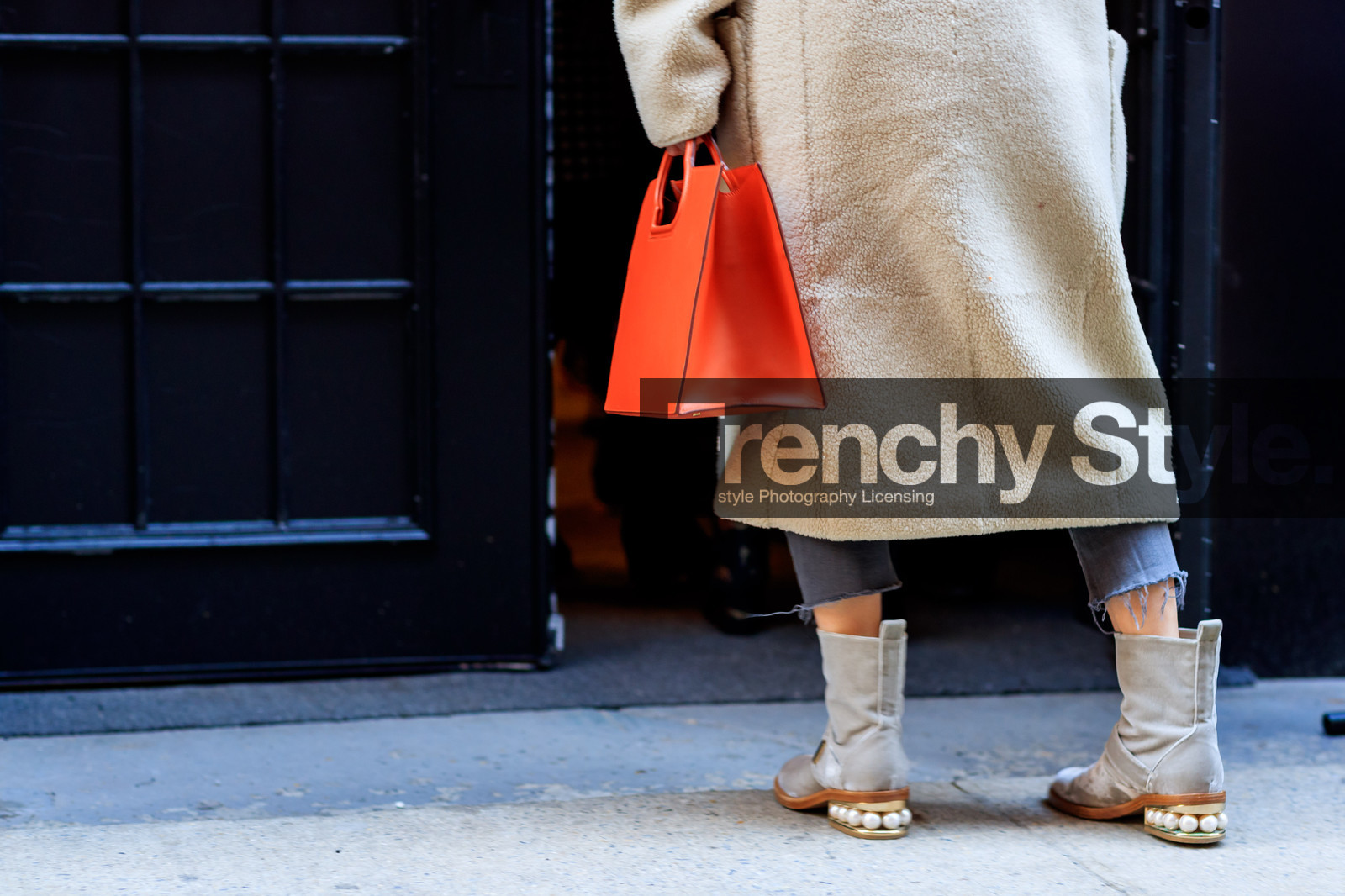 beige boots, beige coat, leather bag, leather shoes, orange bag, pearls, shearling, street style, jonathan paciullo, FW, frenchystyle, fashion week, NYFW, NEW YORK, AUTUMN WINTER 2018-2019, AW 18-19, FALL WINTER 2018-2019, FW 18-19, atmosphere details, horizontal, detail