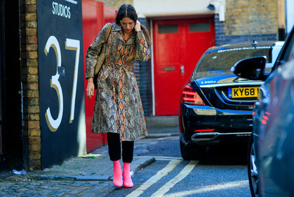 animal print coat, animal skin bag, animal skin coat, pink boots, socks boots, fashion week, frenchystyle, FW, jonathan paciullo, street style, atmosphere details, horizontal, full length