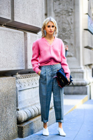 black bag, caro daur, earrings, fashion week, frenchystyle, full length, FW, grey pants, high heels, jonathan paciullo, leather bag, leather shoes, NEW YORK, NYFW, pink sweater, SPRING SUMMER 2018, SS 18, street style, trousers, vertical, white shoes