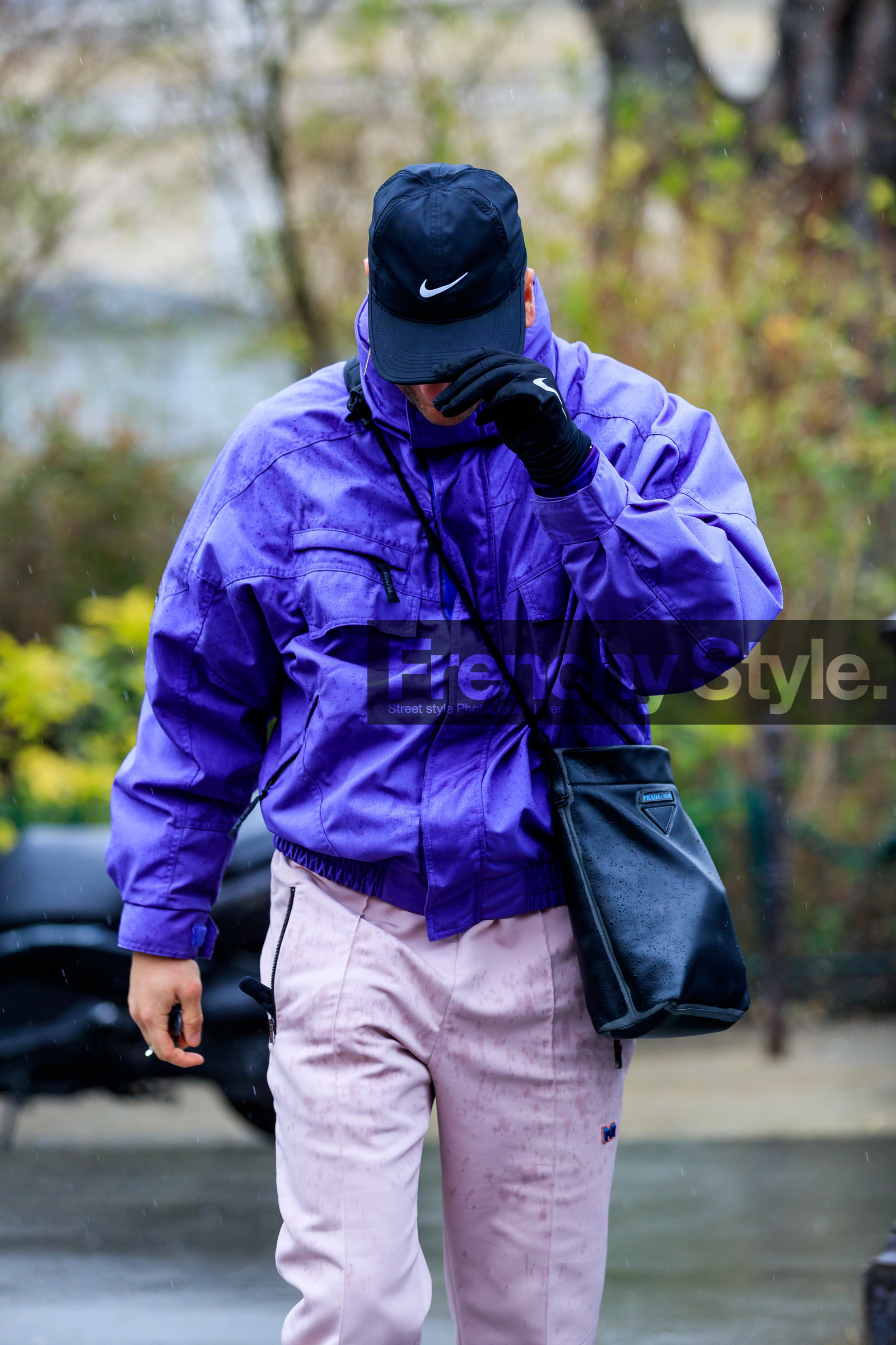 julien boudet, nike gloves, purple bombers, crossbody bag, black leather bag, bucket bag, prada bag, light pink pants, black cap, black gloves, fashion week, frenchystyle, FW, jonathan paciullo, street style, PFW, PARIS, AUTUMN WINTER 2020-2021, FALL WINTER 2020-2021, FW 20-21, vertical, atmosphere details, detail