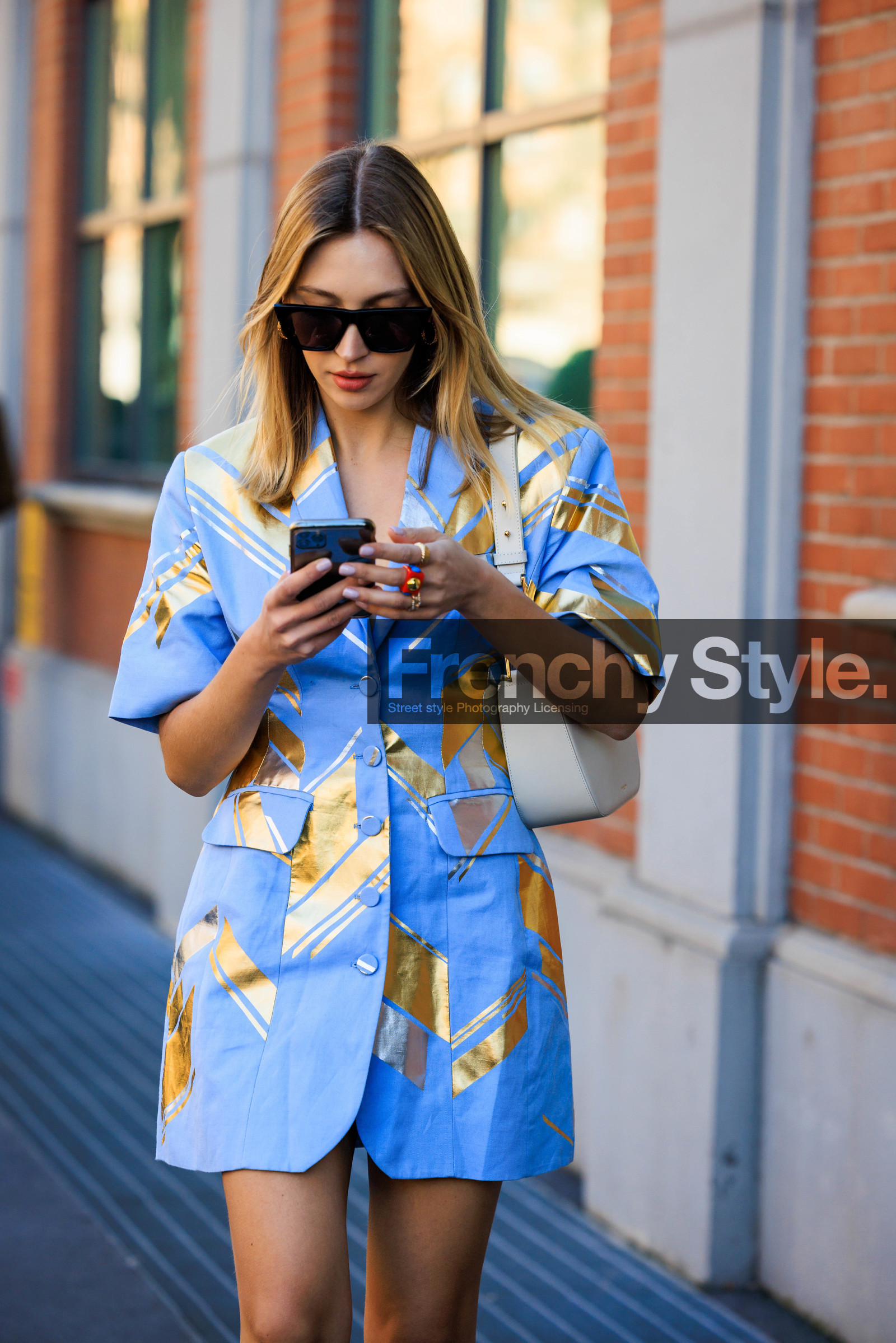 buttoned dress, blazer mini dress, golden print dress, black sunglasses, iphone, rings, white handbag, fashion week, frenchystyle, FW, jonathan paciullo, street style, MFW, MILAN, FALL WINTER 2022_2023, AUTUMN WINTER 2022-2023, FW 22-23, vertical, atmosphere details