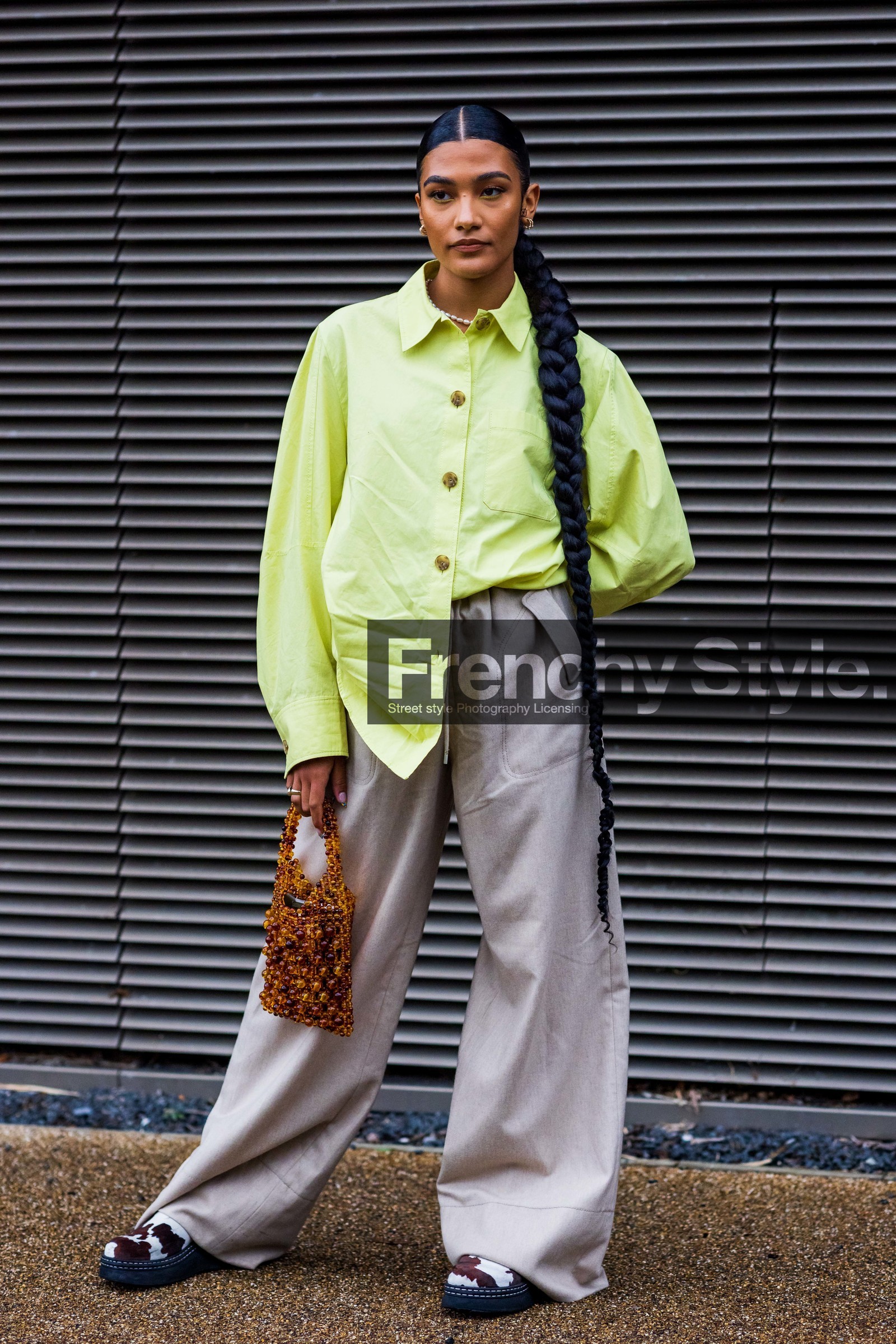 Olivia Dean, flared pants, wideleg pants, beige, white, handbag, mini bag, sandals, green shirt, shirt, orange, black, fashion week, frenchystyle, FW, jonathan paciullo, street style, SS 22, SPRING SUMMER 2022, LFW, LONDON, vertical, full length