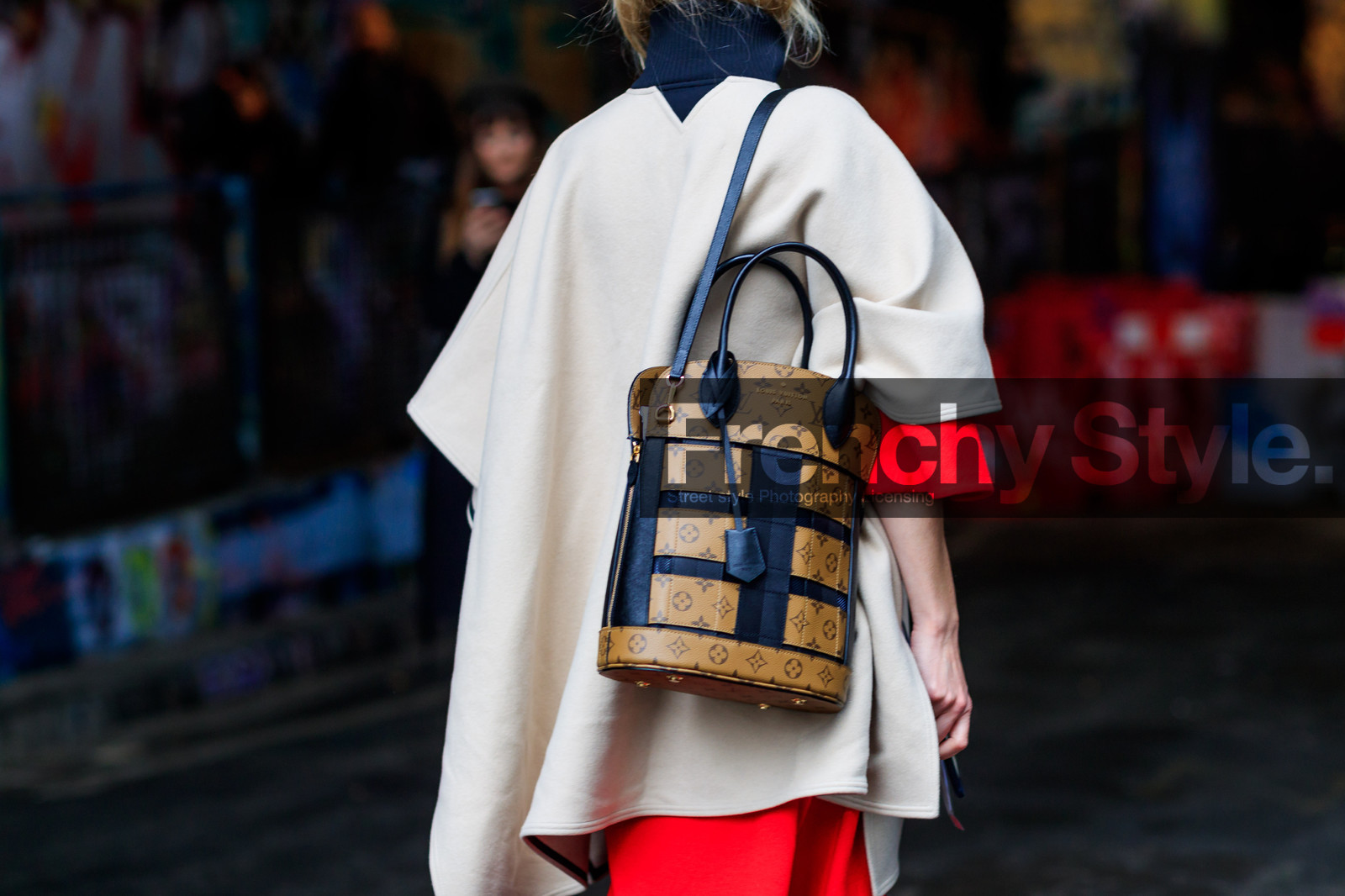 brown bag, graphic bag, leather bag, louis vuitton, monogram, printed bag, white coat, street style, jonathan paciullo, FW, frenchystyle, fashion week, LFW, LONDON, AUTUMN WINTER 2018-2019, AW 18-19, FALL WINTER 2018-2019, FW 18-19, horizontal, atmosphere details, detail