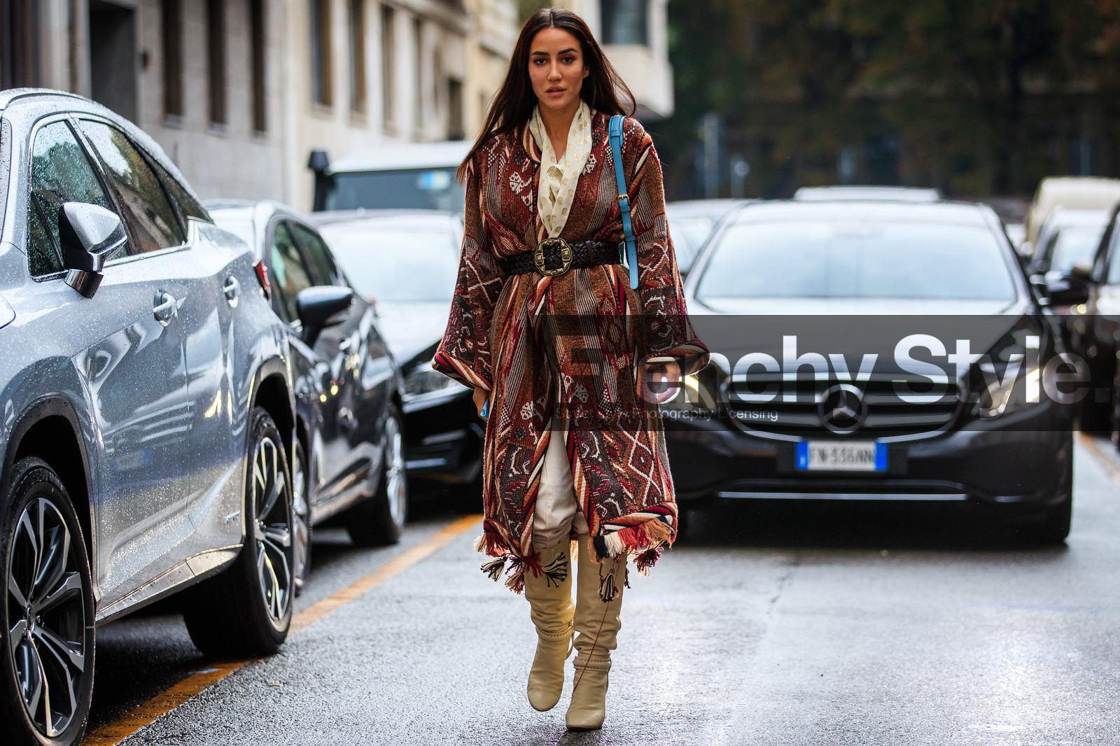 red jacket, red cardigan, ethnic printed jacket, ethnic printed cardigan, long jacket, long cardigan, belted jacket, belted cardigan, blue leather bag, shoulder bag, etro bag, etro belt, etro jacket, etro cardigan, geometrical printed jacket, geometical printed cardigan, light beige leather boots, high boots, high heels boots, fringe jacket, tamara kalinic, street style, jonathan paciullo, FW, frenchystyle, fashion week, MFW, MILAN, SPRING SUMMER 2021, SS 21, horizontal, atmosphere details, full length
