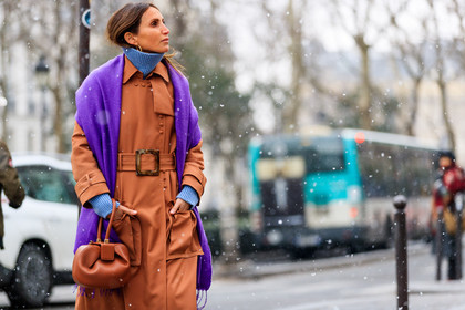 blue sweater, brown bag, brown coat, leather bag, leather coat, purple scarf, trench coat, turtleneck sweater, fashion week, frenchystyle, FW, jonathan paciullo, street style, PFW, PARIS, AUTUMN WINTER 2018-2019, FALL WINTER 2018-2019, FW 18-19, horizontal, atmosphere details, chloe loulou de saison