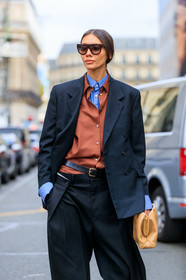 julie pelipas, black jacket, black pants, black suits, tailored pants, loose jacket, loose pants, camel shirt, light blue shirt, celine sunglasses, big sunglasses, beige leather clutch, bottega veneta bag, black leather belt, layered shirt, PARIS, PFW, SPRING SUMMER 2020, SS 20, fashion week, frenchystyle, FW, jonathan paciullo, street style, vertical, atmosphere details, detail