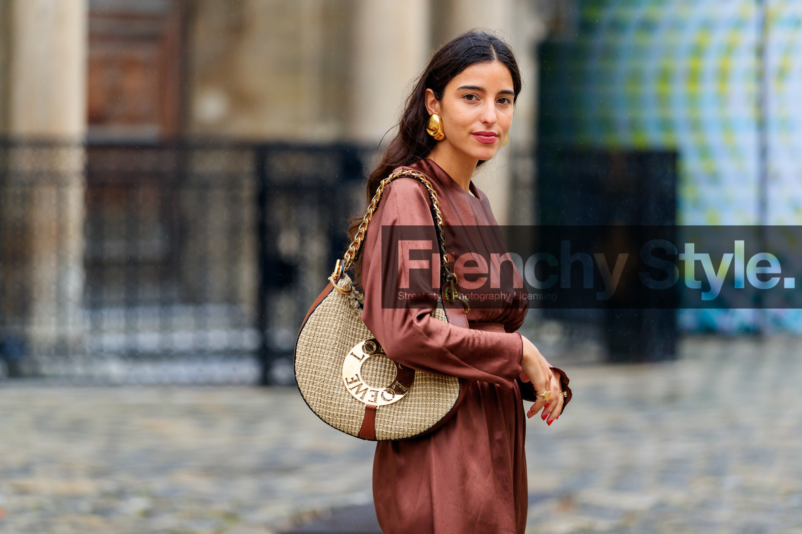 bettina looney, brown dress, long sleeves dress, long dress, silk dress, belted dress, loewe bag, shoulder bag, brown leather bag, golden earrings, big earrings, straw bag, chain strap bag, fashion week, frenchystyle, FW, jonathan paciullo, street style, PFW, PARIS, SPRING SUMMER 2020, SS 20, horizontal, atmosphere details, detail