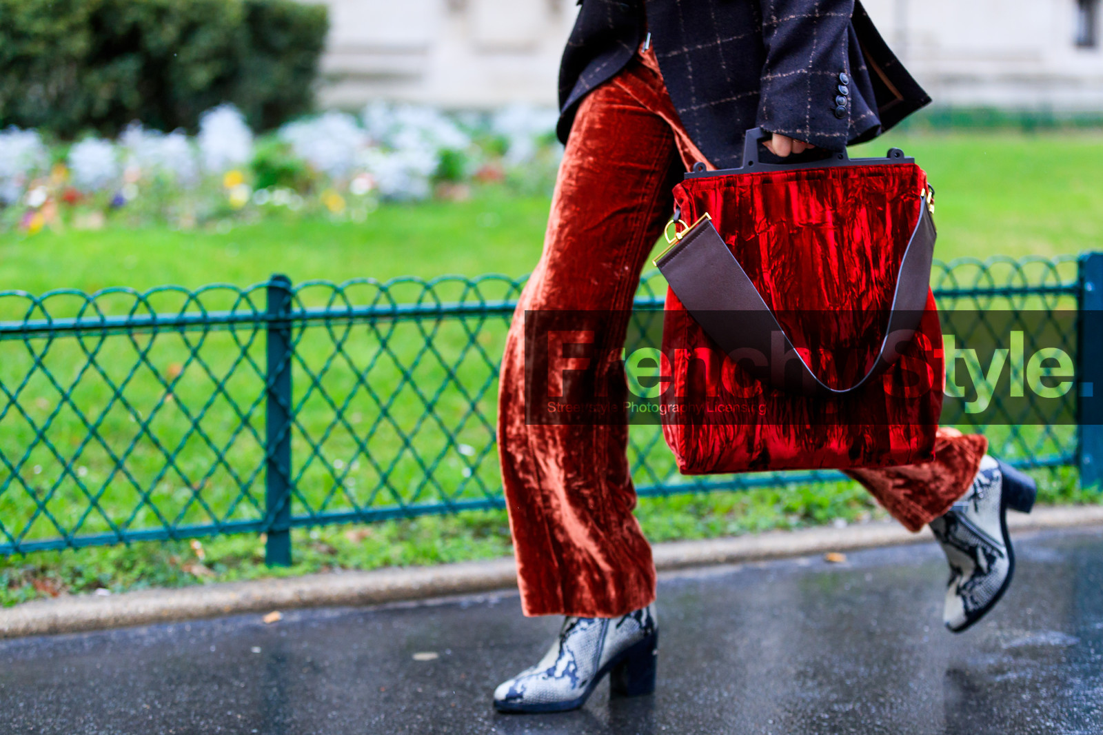 atmosphere details, AUTUMN WINTER 2017-2018, AW 17-18, blazer, detail, FALL WINTER 2017-2018, fashion week, frenchystyle, FW, FW 17-18, grey boots, high heels, horizontal, jonathan paciullo, leather bag, leather shoes, PARIS, PFW, red bag, red pants, snake print, street style, trousers, velvet