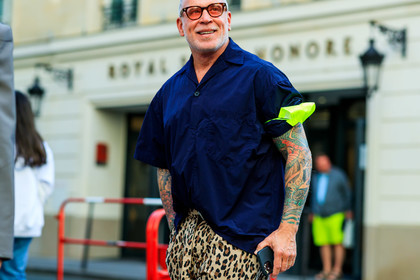 navy blue shirt, short sleeves shirt, leopard printed pants, beige pants, brown pants, tatoo, tatoo detail, scale sunglasses, nick wooster, fashion week, frenchystyle, FW, jonathan paciullo, street style, PFW, PARIS, SPRING SUMMER 2022, SS 22, horizontal, atmosphere details, detail