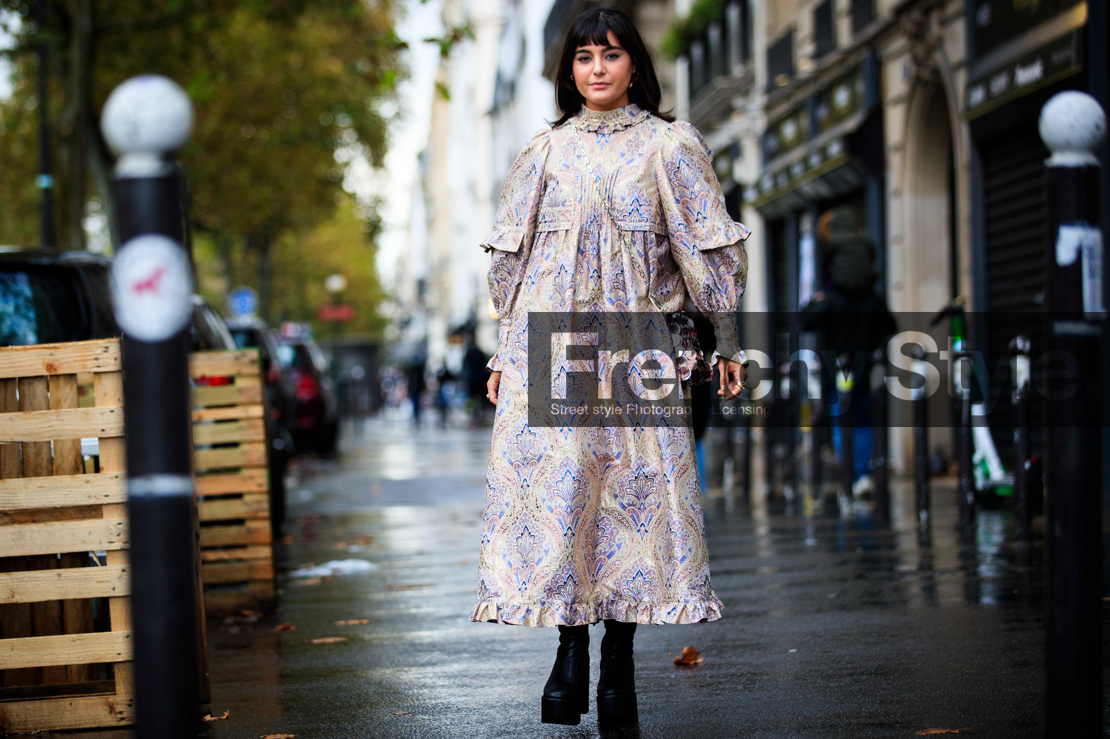 maria bernad, golden dress, cachemere printed dress, high collar dress, long sleeves dress, ruffle dress, long dress, wedge boots, black leather boots, lilac dress, crossbody bag, embroidered bag, light pink bag, silvered bag, silvered chain strap bag, round shape bag, paco rabanne bag, lurex dress, PARIS, PFW, fashion week, frenchystyle, FW, jonathan paciullo, street style, SPRING SUMMER 2021, SS 21, horizontal, atmosphere details, full length