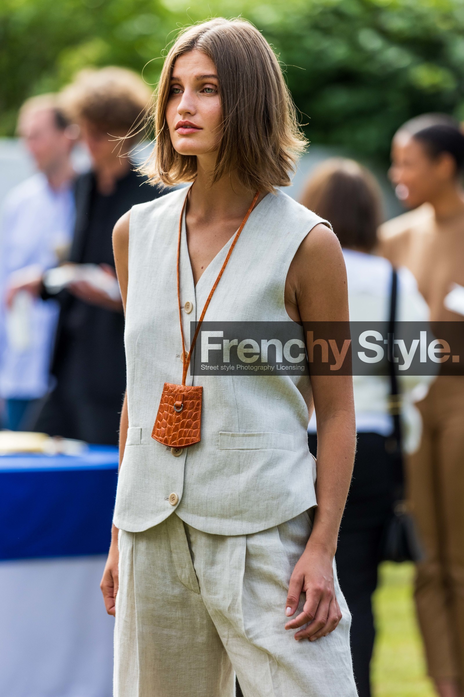 beige pants, beige suit, beige waistcoat, camel card holder, card holder, croco card holder, linen waistcoat, linen pants, mini bag, pleated pants, suit, waistcoat, fashion week, frenchystyle, FW, jonathan paciullo, street style, SPRING SUMMER 2022, SS 22, COPENHAGEN, CPHFW, vertical, atmosphere details