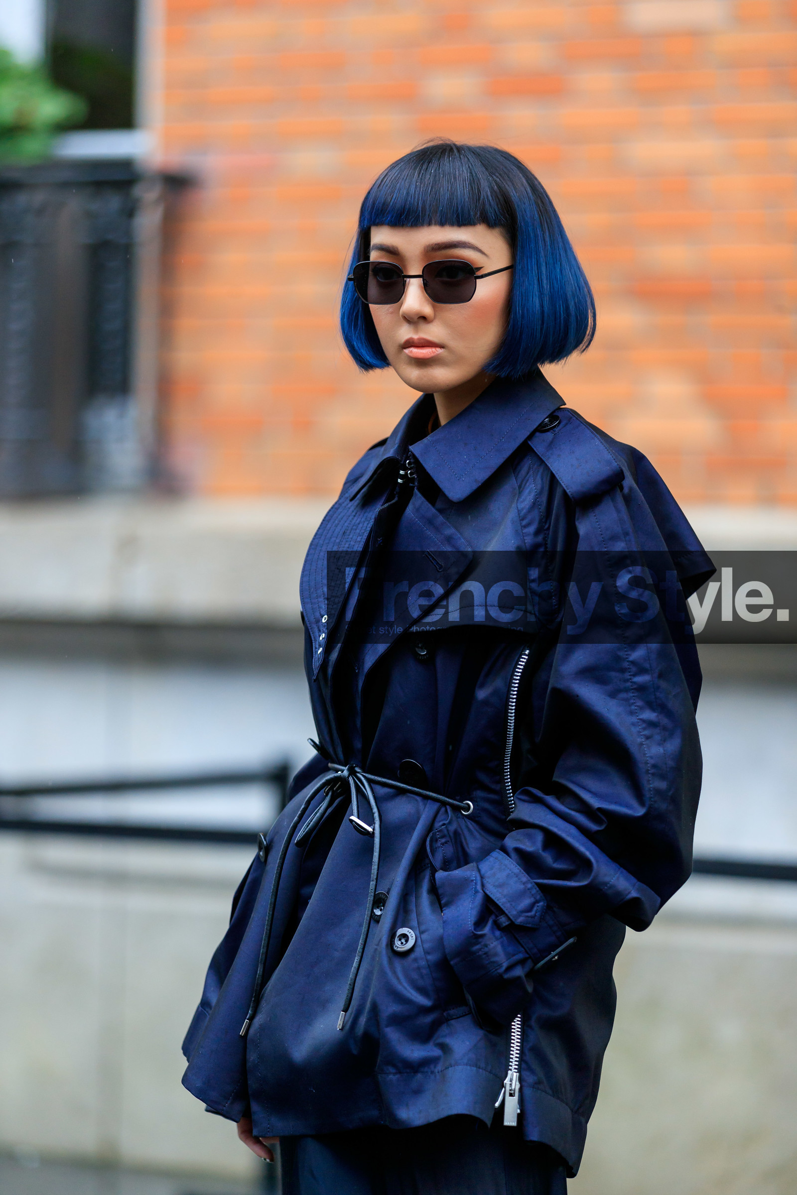 kiwi lee, blue hair, navy blue parka, belted parka, sacai jacket, black sunglasses, metalic frame sunglasses, fashion week, frenchystyle, FW, jonathan paciullo, street style, PFW, PARIS, vertical, atmosphere details, detail