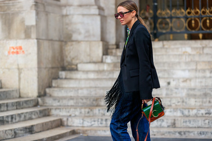 zina charkoplia, black jacket, fringe jacket, chloe bag, green leather bag, brown leather bag, animal skin bag, scale sunglasses, big sunglasses, square shape glasses, blue jeans, PARIS, PFW, SPRING SUMMER 2020, SS 20, fashion week, frenchystyle, FW, jonathan paciullo, street style, horizontal, atmosphere details, detail