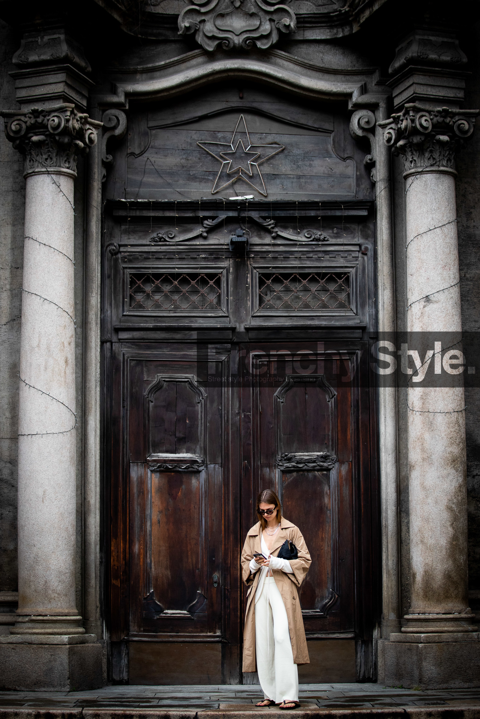 beige trench coat, camel trenchcoat, white top, white pants, knit pants, knitwear, laced top, asymmetrical top, cropped top, scale sunglasses, bottega veneta sunglasses, black sandals, flat sandals, flip flop shoes, silvered necklace, multi necklace, jacqueline zelwis, street style, jonathan paciullo, FW, frenchystyle, fashion week, MFW, MILAN, SPRING SUMMER 2021, SS 21, vertical, full length